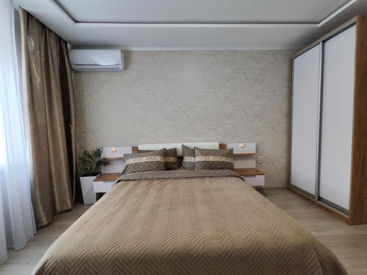 Zlata De Luxe Apartment Ivano Frankivsk Bagian luar foto
